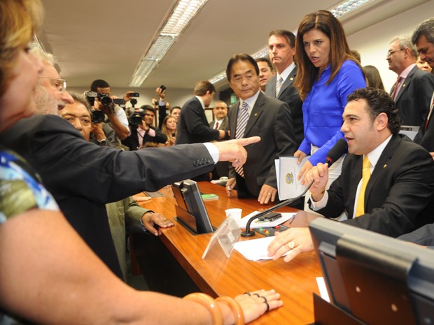 O deputado Ivan Valente (PSOL-SP) discute com Marco Feliciano (PSC-SP) em meio a protestos contra o novo presidente da Comissão de Direitos Humanos (Foto: José Cruz/ABr) O deputado Ivan Valente (PSOL-SP) discute com Marco Feliciano (PSC-SP) em meio a protestos contra o novo presidente da Comissão de Direitos Humanos (Foto: José Cruz/ABr)