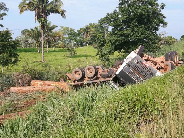 Motorista foi encaminhado para o hospital de Jaru com feirmentos leves (Foto: Júnior Andrade/Arquivo pessoal)