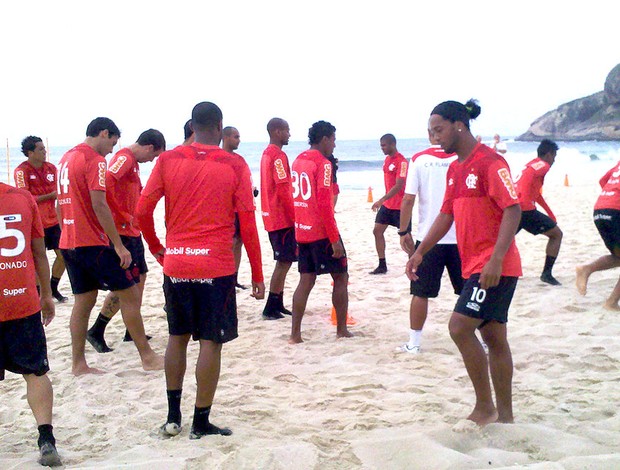 Ronaldinho Gaúcho no treino do Flamengo na praia (Foto: Richard Souza / Globoesporte.com)