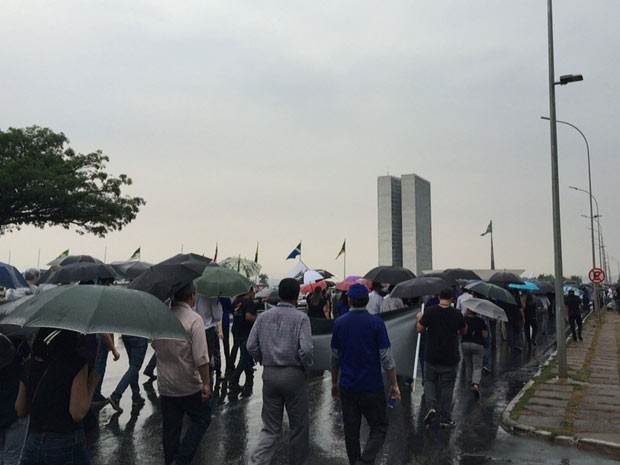 Funcionários da CGU durante marcha sob chuva na Esplanada dos Ministérios (Foto: Michele Mendes/G1)