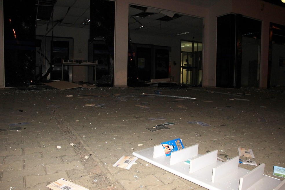 Agências ficaram parcialmente destruídas após explosões em SC (Foto: Correio Otaciliense)