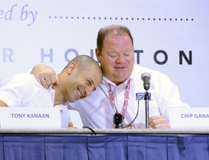 Tony Kanaan ao lado de Chip Ganassi durante o anúncio da contratação (Foto: Divulgação)