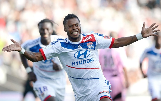 Michel Bastos comemora gol do Lyon contra o Troyes (Foto: AFP)