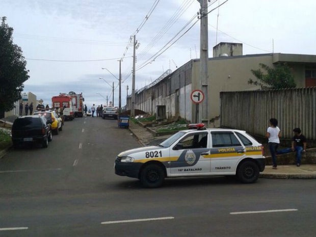 Rebelião na cadeia pública de Guarapuava  (Foto: Valdinei Oliveira / RPC TV)