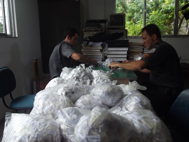 apreensão de drogas Cabo Frio - maconha e cocanína (Foto: Heitor Moreira/G1)