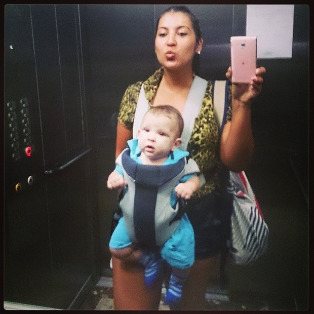 Priscila Pires posa com o filho (Foto: Instagram / Reprodução)
