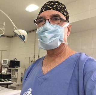 O médico Edmar Fontoura durante cirurgia plástica (Foto: Arquivo Pessoal)
