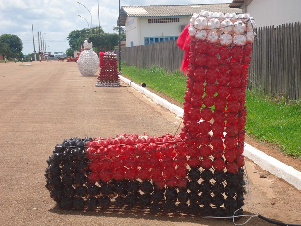 G1 - Decoração de Natal em Acrelândia é feita com mais de 50 mil garrafas  PET - notícias em Acre