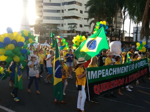 Manifestantes começa a passeata na avenida Afonso Pena em direção ao MPF (Foto: Ronie Cruz/G1 MS) Manifestantes começa a passeata na avenida Afonso Pena em direção ao MPF (Foto: Ronie Cruz/G1 MS)