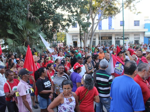 Centenas de manifestantes participaram de ato contra o presidente em exercídio (Foto: Ellyo Teixeira/ G1)