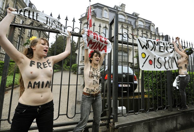 Ativistas do Femen protestam nesta quinta-feira (30) em frente à embaixada tunisiana em Bruxelas, na Bélgica, pela libertação de Amina (Foto: AFP)