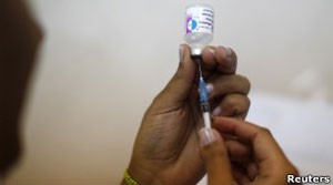 Campanha de vacina contra a gripe também imunizou contra o H1N1 (Foto: Reuters/via BBC)