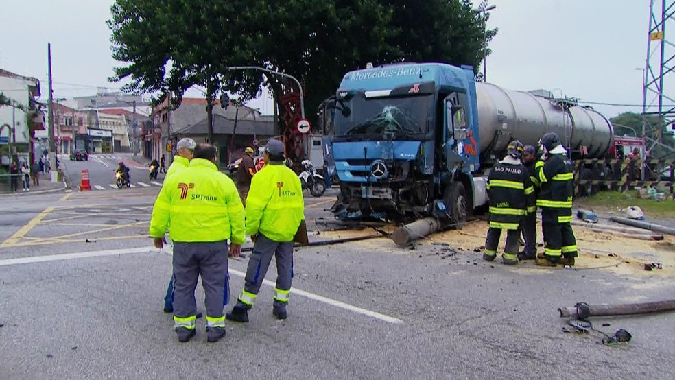 Caminhão derrubou poste na Avenida Salim Fará Maluf (Foto: Reprodução/TV Globo)