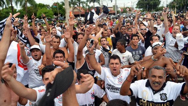 Corintianos fazem a festa em Ribeirão Preto após conquista do Mundial (Foto: Rodolfo Tiengo / G1)
