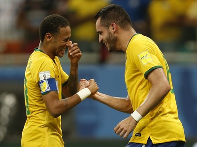 Neymar Renato Augusto Brasil x Peru (Foto: André Mourão / MoWA Press)