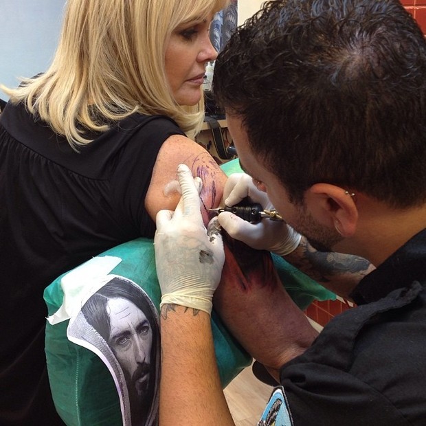 Monique Evans fazendo tatuagem (Foto: Instagram)
