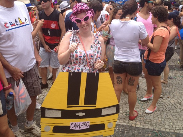 Carioca incrementou fantasia com chapéu rosa de oncinha e óculo da mesma cor (Foto: Renata Soares/G1)