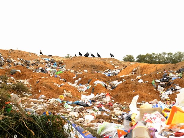 Lixão às margens de córrego causa poluição ao Rio Corumbataí, em Charqueada (Foto: José Longatto/Arquivo pessoal) Lixão às margens de córrego causa poluição ao Rio Corumbataí, em Charqueada (Foto: José Longatto/Arquivo pessoal)
