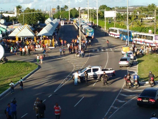 Tráfego foi interrompido na região do terminal de ônibus do DIA (Foto: Alex Carvalho)