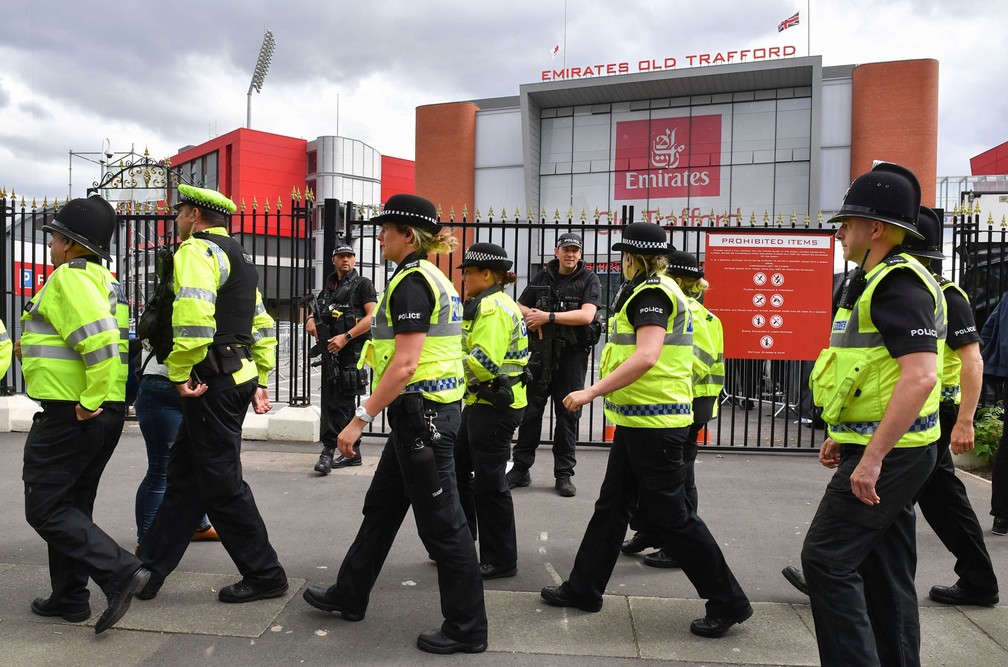  Policiais fazem patrulha do lado de fora do Old Trafford Cricket Ground, em Manchester, antes de show beneficente (Foto: Anthony Devlin / AFP)