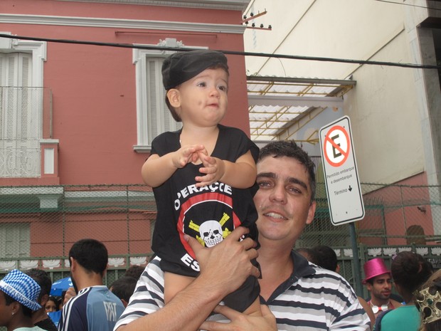 Rodrigo, de 1 ano, se diverte no bloco, em Botafogo (Foto: Alba Valéria Mendonça/ G1)
