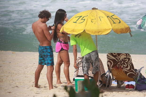 Aline Riscado e Felipe Roque na praia (Foto: Dilson Silva/ AgNews)