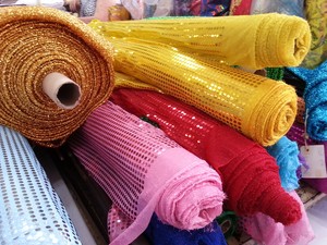 Comerciantes de Juiz de Fora preparam estoque para o Carnaval (Foto: Nathalie Guimarães/G1)