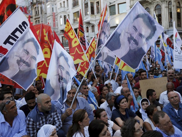 Manifestantes agitam bandeiras com o rosto do líder rebelde Abdullah Ocalan durante protesto em Istambul, na segunda (20) (Foto: Reuters/Murad Sezer)
