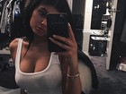 Kylie Jenner chama atenção pelas curvas em selfie sensual
