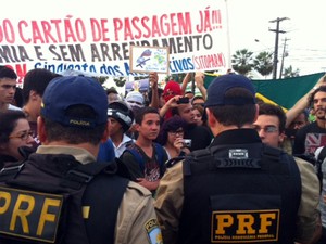 PRF negocia com manifestantes da #RevoltadoBusão o não bloqueio da BR-101, em Natal (Foto: Igor Jácome/G1)