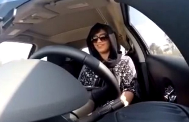 A ativista saudita Loujain al-Hathloul durante o vídeo em que dirige na Arábia Saudita (Foto: AP)