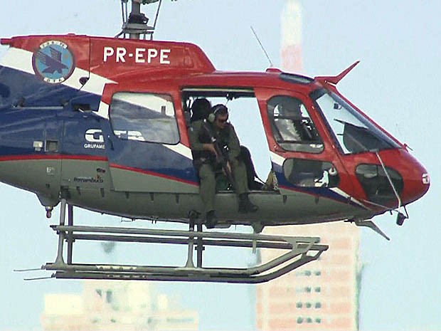 Helicóptero sobrevoa o Complexo do Curado, no Recife (Foto: Reprodução / TV Globo)