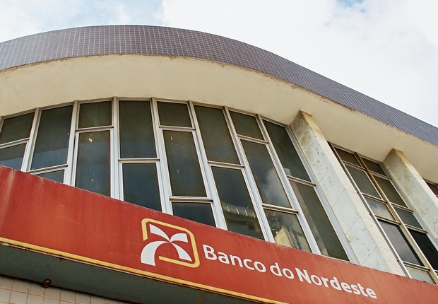 FORA DA NORMA Agência do Banco do Nordeste em Campina Grande (acima) e trecho do relatório interno. Os empréstimos eram concedidos sem garantias mínimas (Foto: Nelsina Vitorino/ÉPOCA)