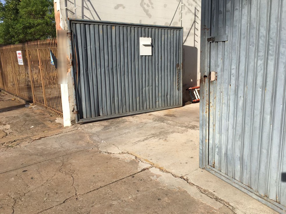 Cadeado do portão da garagem foi danificado na ação criminosa (Foto: Wellington Roberto/G1)