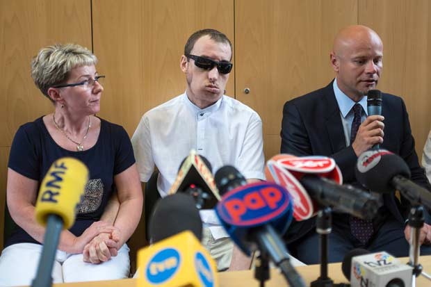 Primeiro homem a receber transplante de face na Polônia tem alta. (Foto: AFP Photo/Bartek Wrzesniowski)