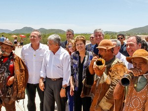 A presidente Dilma Rousseff posa para foto com sertanejos durante visita à obra do Canal do Sertão Alagoano (Foto: Roberto Stuckert Filho /  PR)
