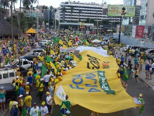 Manifestantes tomam Orla de Maceió em protesto contra a corrupção no país (Foto: Lucas Leite/G1)