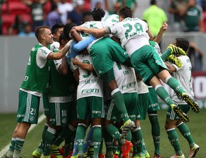 Palmeiras controla partida e amplia vantagem