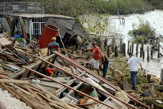 Cubanos tentam recuperar pertences após passagem de Sandy em Antillas no dia 26 de outubro (Foto: AFP)