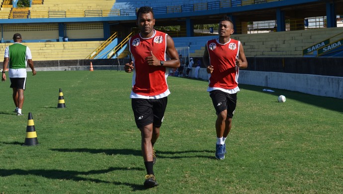 Dedego e Jackinha seguem treinando separados dos restante do elenco alvinegro (Foto: Michael Douglas/GloboEsporte.com)