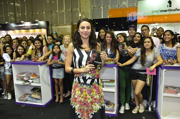 Mel Fronckowiak lança livro na Bienal, no Rio (Foto: Andre Muzell/AgNews)