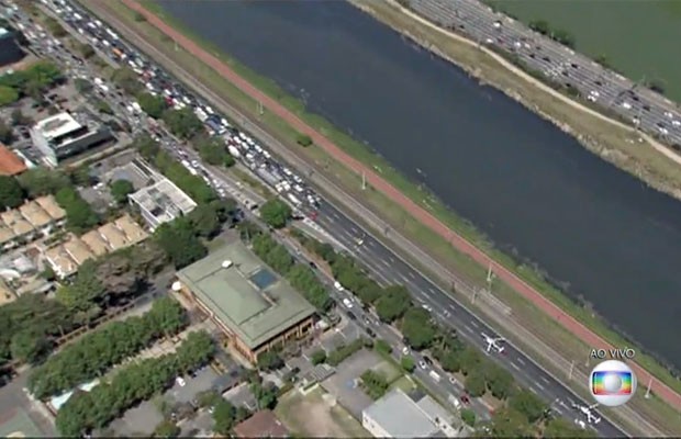 Helicóptero Águia da PM quebrou no meio da pista expressada Marginal Pinheiros e provocou trânsito (Foto: TV Globo/Reprodução)