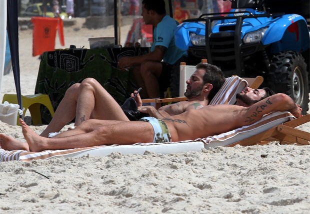 Marc Jacobs & Harry Louis: Beach Kisses in Rio!: Photo 2847154