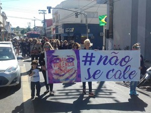 Mulheres protestaram em Pederneiras (Foto: Iara Mansano/Arquivo Pessoal)