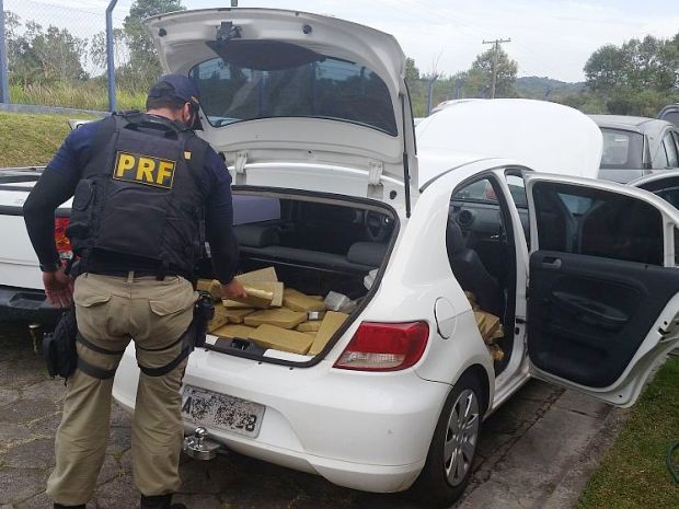 Polícia apreendeu mais de 300 kg de maconha em Barra do Turvo (Foto: Divulgação/Polícia Rodoviária Federal)