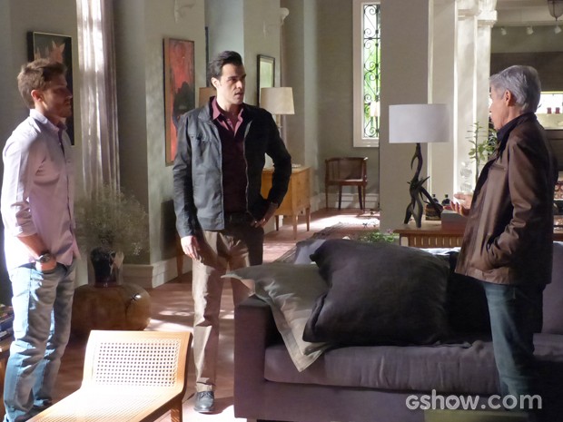 Enrico quer saber quem é o garotão (Foto: Império/TV Globo)