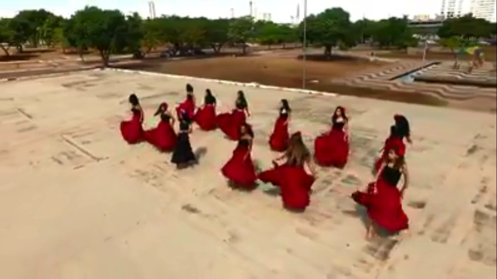 Estudantes reproduzem clipe de hit 'Bailando' e vídeo faz sucesso nas redes sociais (Foto: Reprodução)