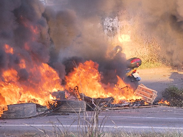 Motociclistas se arriscam no fogo durante o protesto  (Foto: Reprodução/TV Globo)