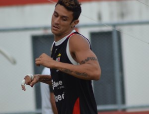 Zagueiro Bira é dúvida para duelo com Sergipe (Foto: Felipe Martins/GLOBOESPORTE.COM)