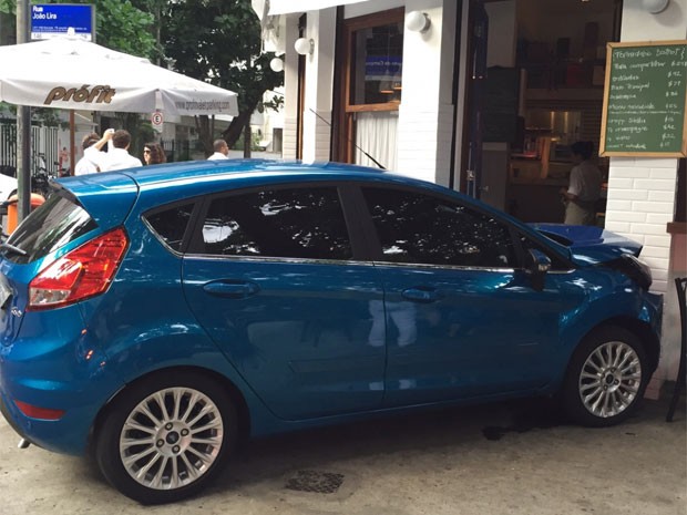 Carro invade calçada no Leblon, Rio (Foto: Valéria Rehder/ TV Globo)